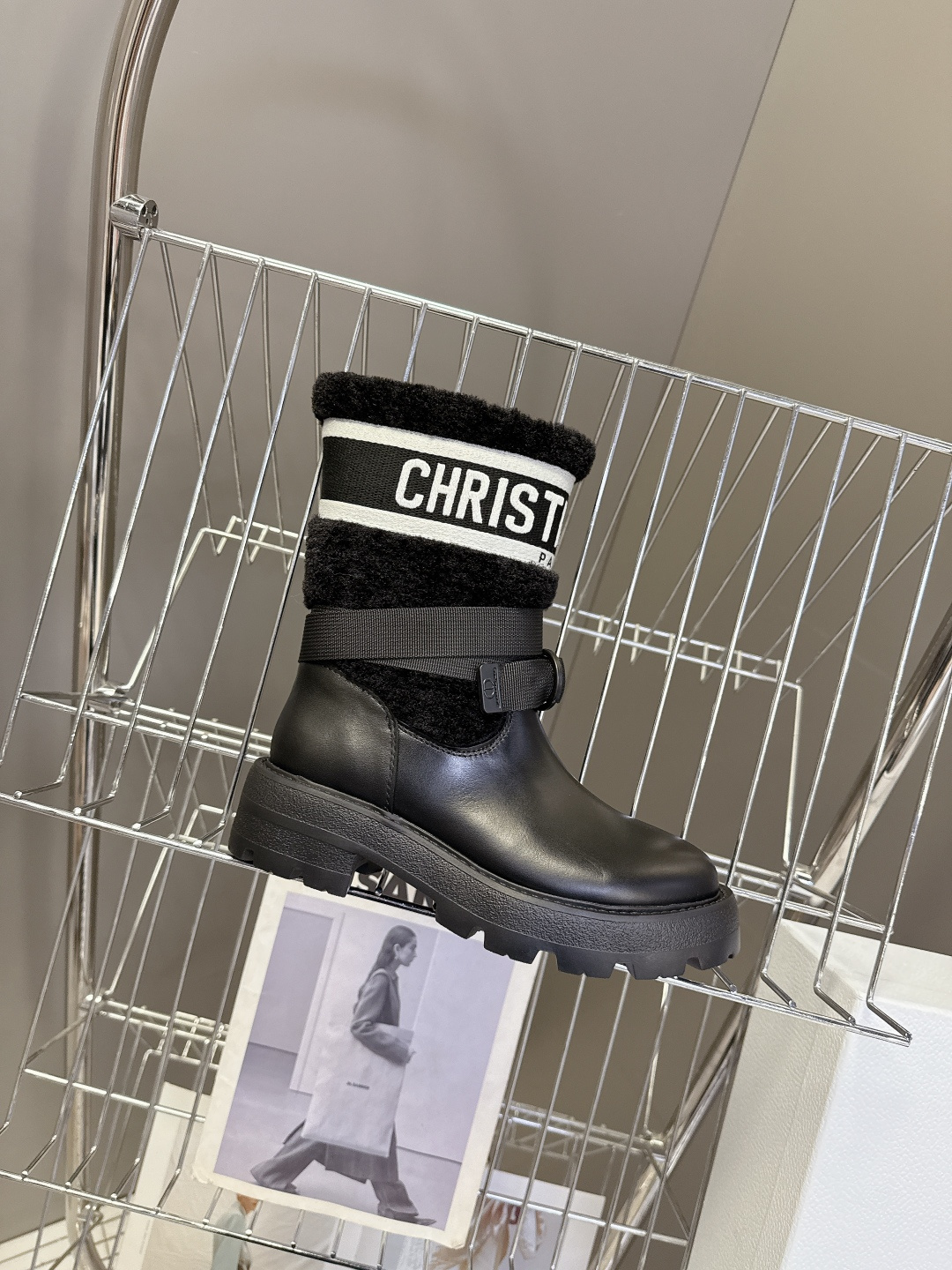 Dior迪奥秋冬最新款骑士靴 毛靴 超多明星网红种草 时尚与潮流同时拥有 简约的设计 细节充满品牌元素 