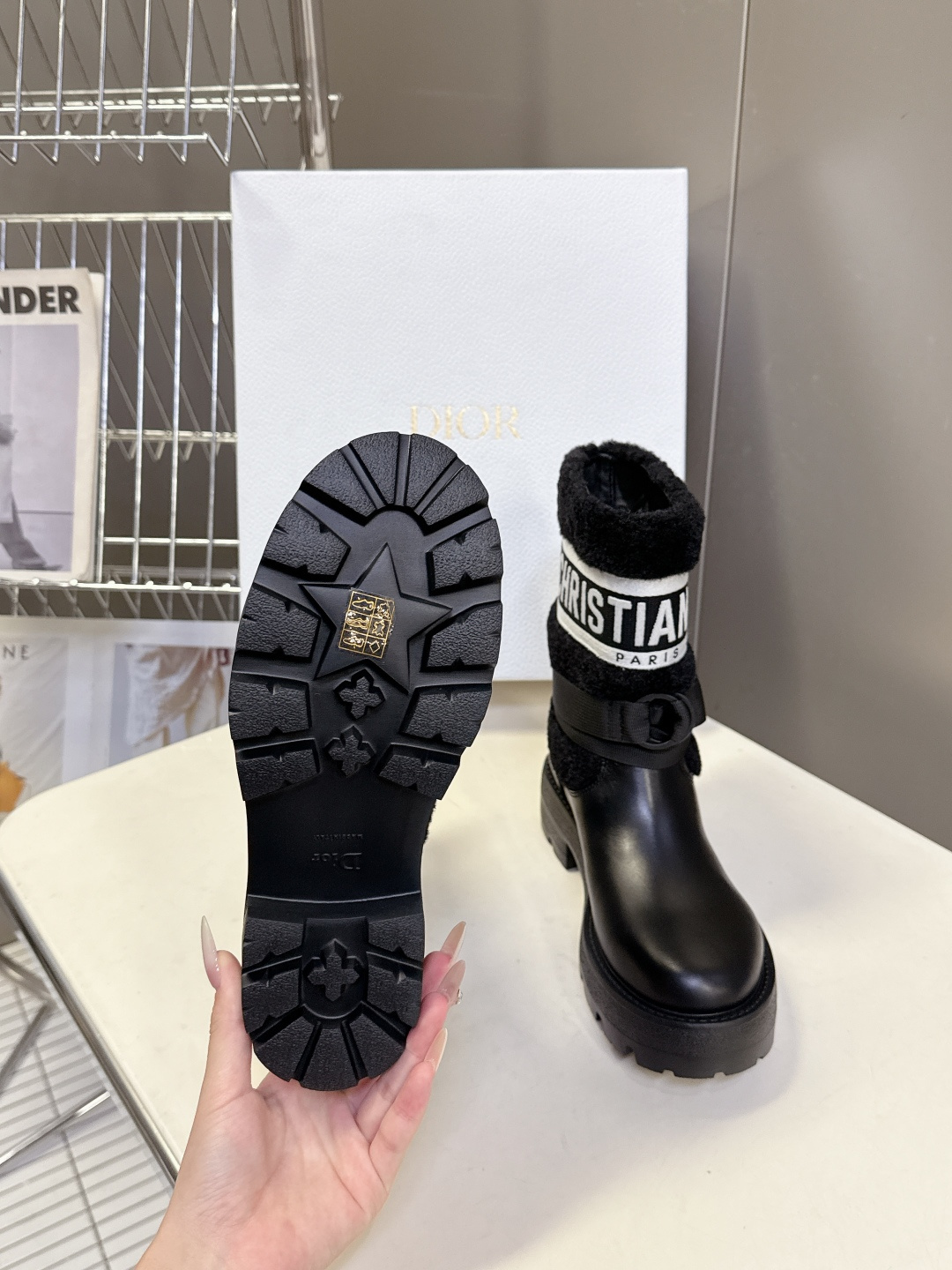Dior迪奥秋冬最新款骑士靴 毛靴 超多明星网红种草 时尚与潮流同时拥有 简约的设计 细节充满品牌元素 