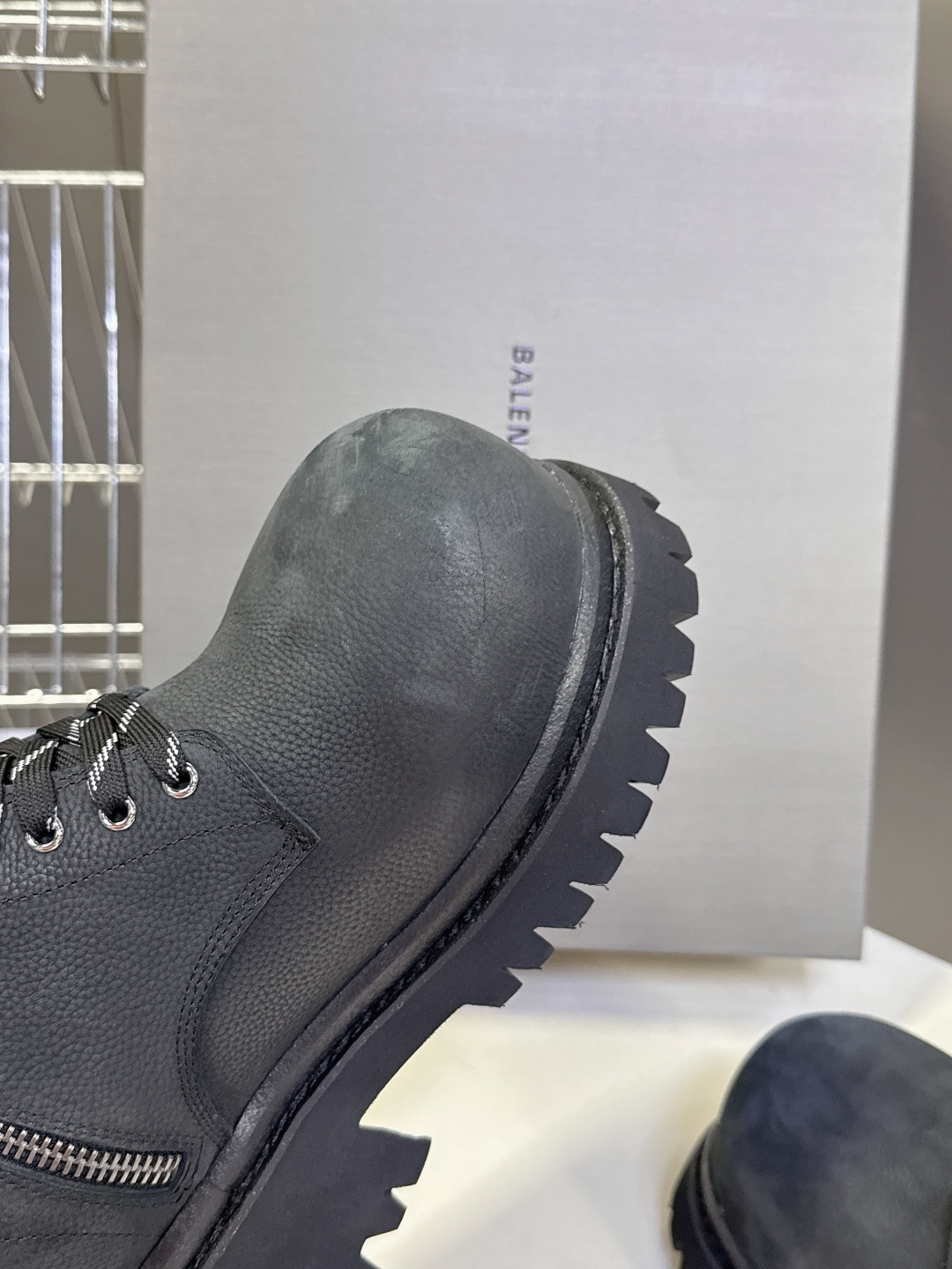 巴黎世家Balenciaga春夏秀款情侣大头皮鞋 巴家就一直在引领大鞋大靴的风潮：破坏帆布鞋面的stri