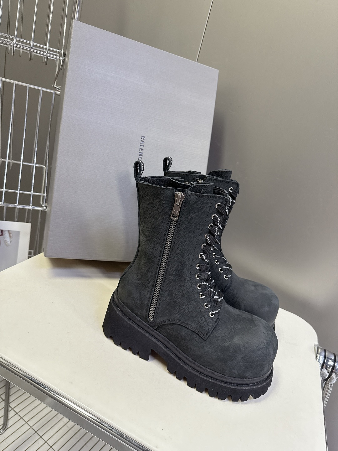 巴黎世家Balenciaga春夏秀款情侣大头皮鞋 巴家就一直在引领大鞋大靴的风潮：破坏帆布鞋面的stri