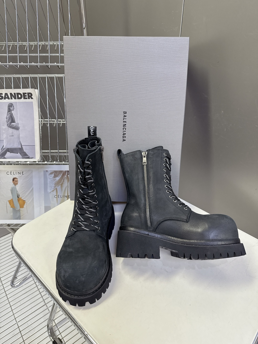 巴黎世家Balenciaga春夏秀款情侣大头皮鞋 巴家就一直在引领大鞋大靴的风潮：破坏帆布鞋面的stri