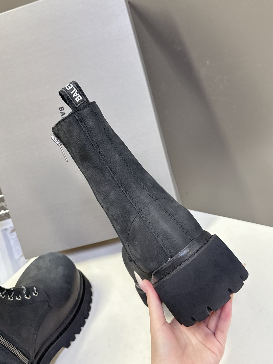 巴黎世家Balenciaga春夏秀款情侣大头皮鞋 巴家就一直在引领大鞋大靴的风潮：破坏帆布鞋面的stri