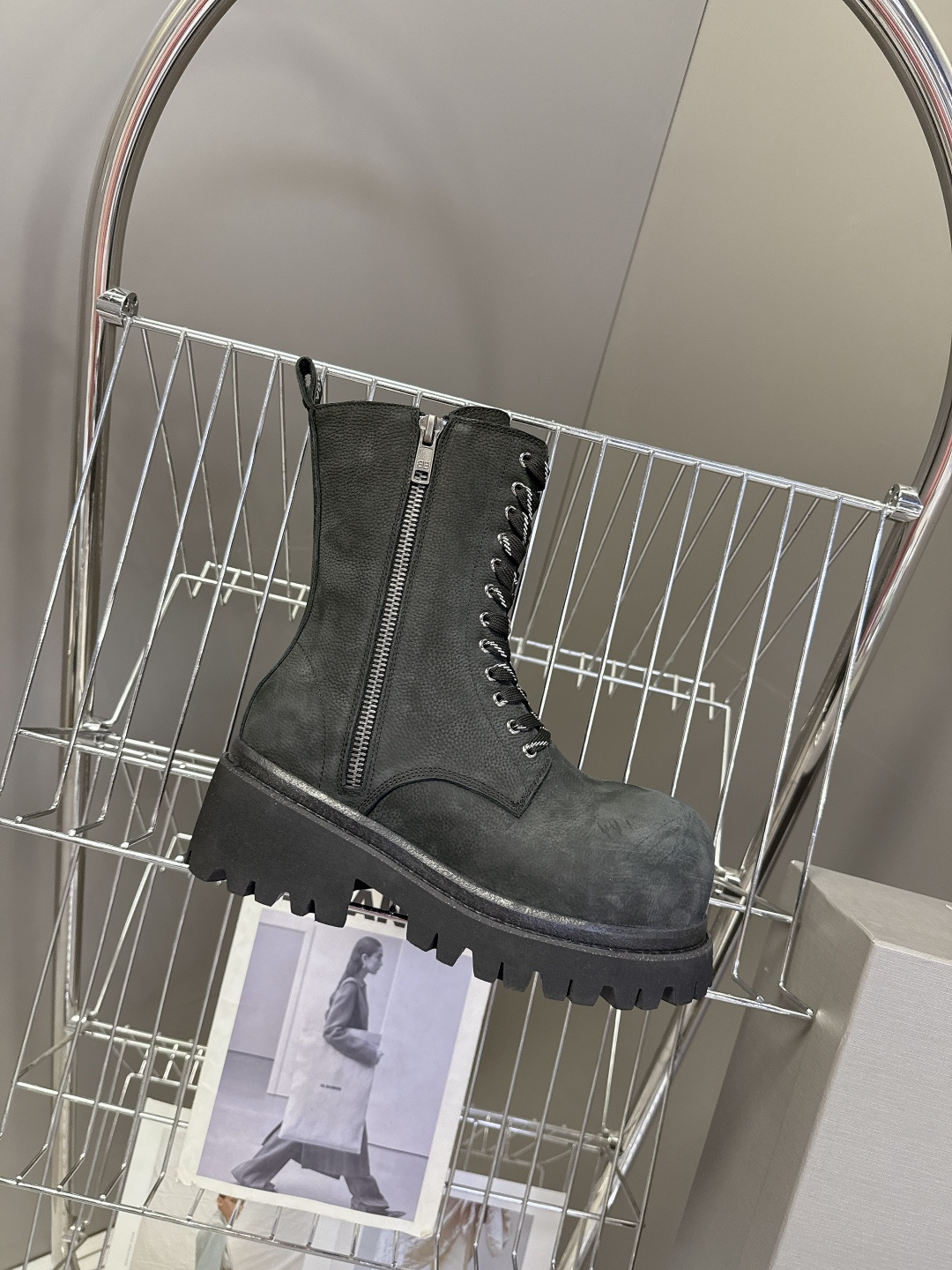 巴黎世家Balenciaga春夏秀款情侣大头皮鞋 巴家就一直在引领大鞋大靴的风潮：破坏帆布鞋面的stri