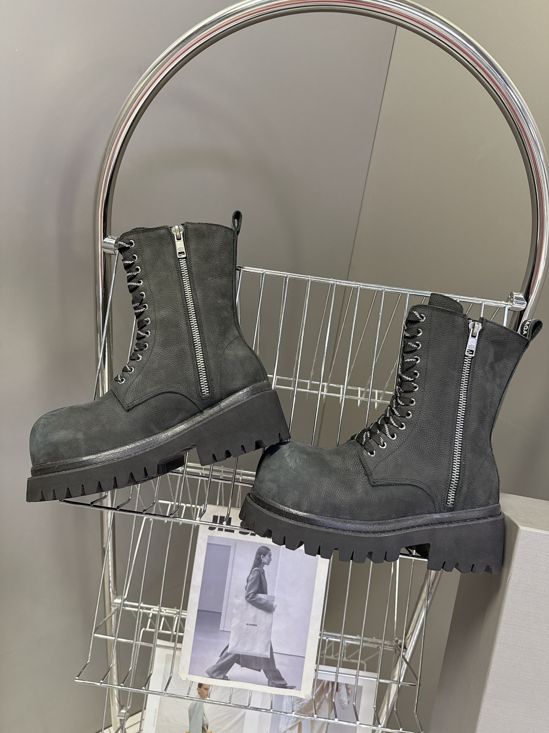 巴黎世家Balenciaga春夏秀款情侣大头皮鞋 巴家就一直在引领大鞋大靴的风潮：破坏帆布鞋面的stri