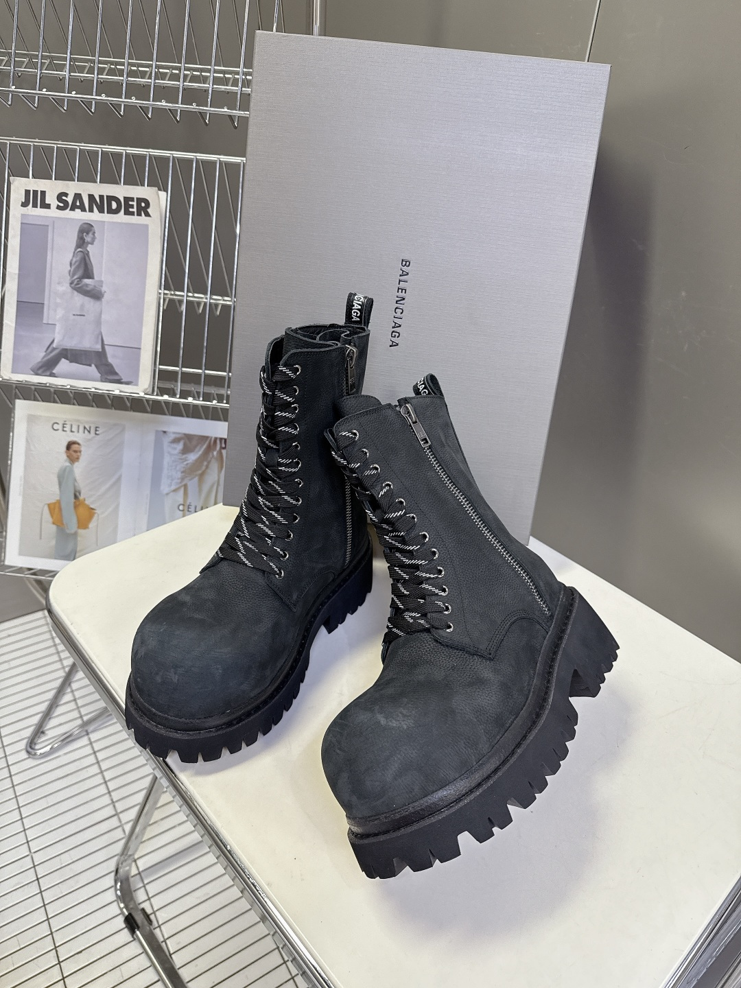 巴黎世家Balenciaga春夏秀款情侣大头皮鞋 巴家就一直在引领大鞋大靴的风潮：破坏帆布鞋面的stri