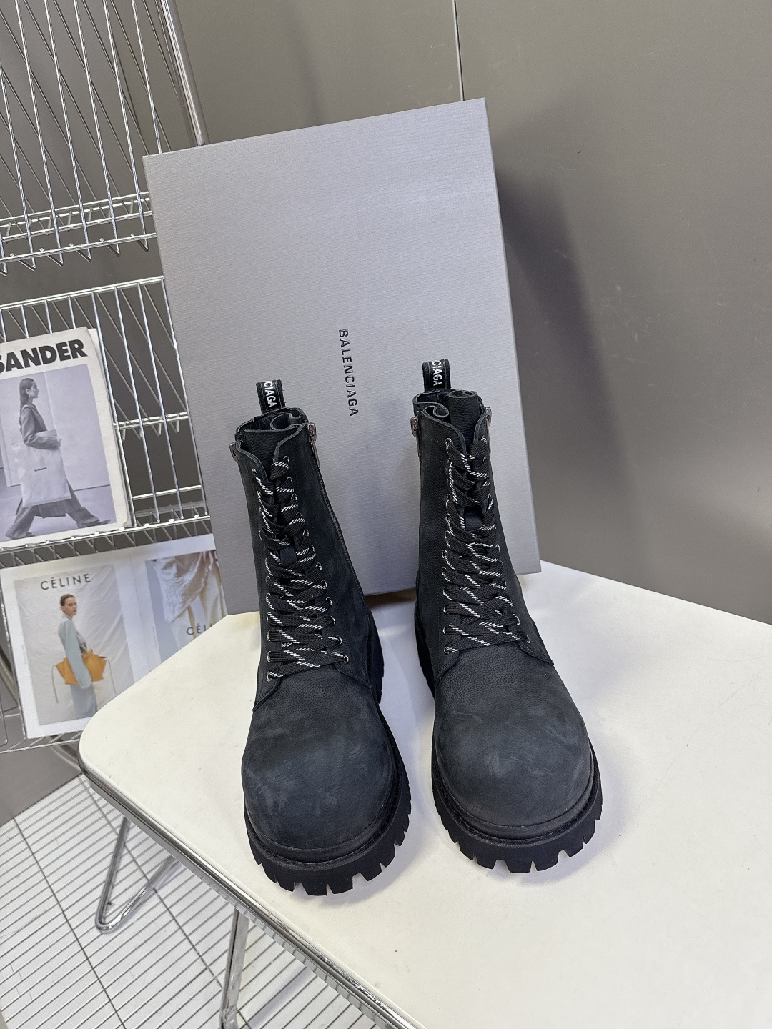 巴黎世家Balenciaga春夏秀款情侣大头皮鞋 巴家就一直在引领大鞋大靴的风潮：破坏帆布鞋面的stri