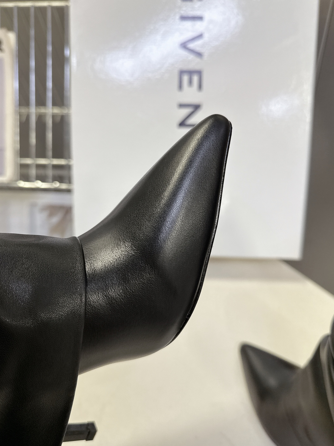 Givenchy纪梵希秋冬最新款裤筒靴 超多明星网红种草 GIVENCHY 这款靴子到底是什么魔力 能让