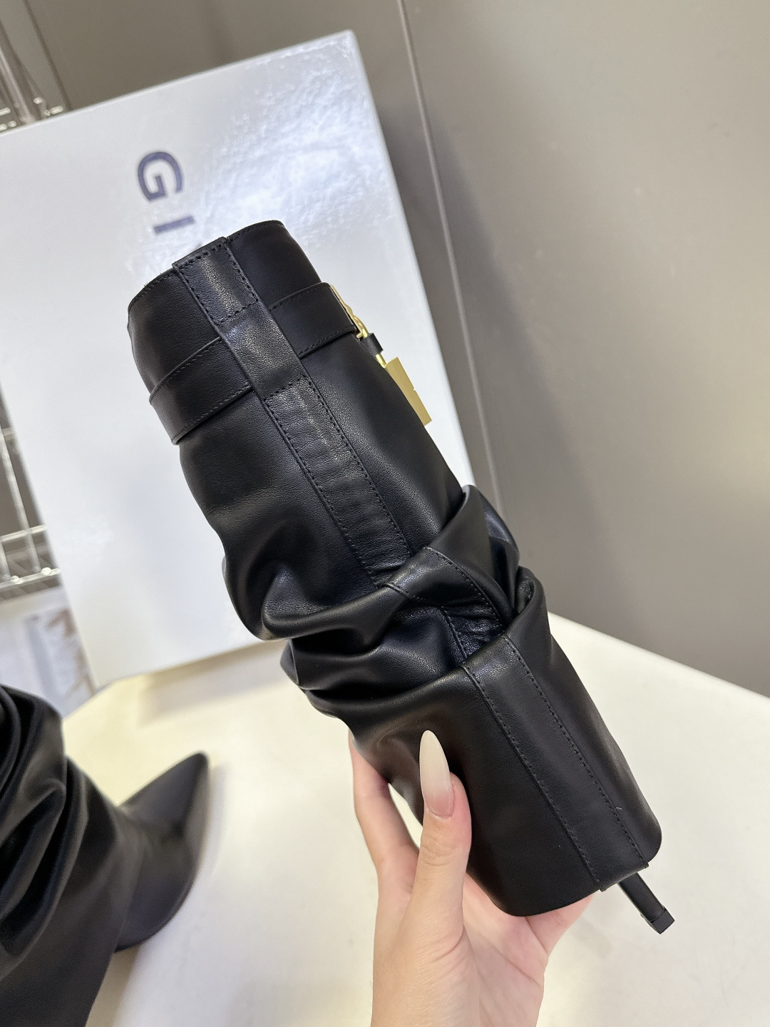 Givenchy纪梵希秋冬最新款裤筒靴 超多明星网红种草 GIVENCHY 这款靴子到底是什么魔力 能让