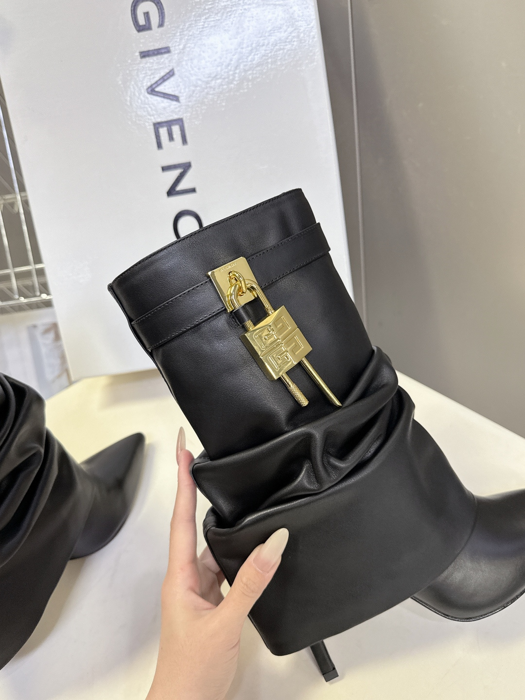Givenchy纪梵希秋冬最新款裤筒靴 超多明星网红种草 GIVENCHY 这款靴子到底是什么魔力 能让