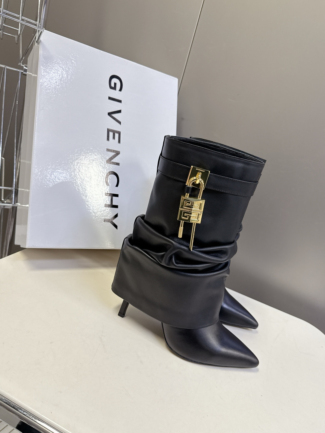 Givenchy纪梵希秋冬最新款裤筒靴 超多明星网红种草 GIVENCHY 这款靴子到底是什么魔力 能让