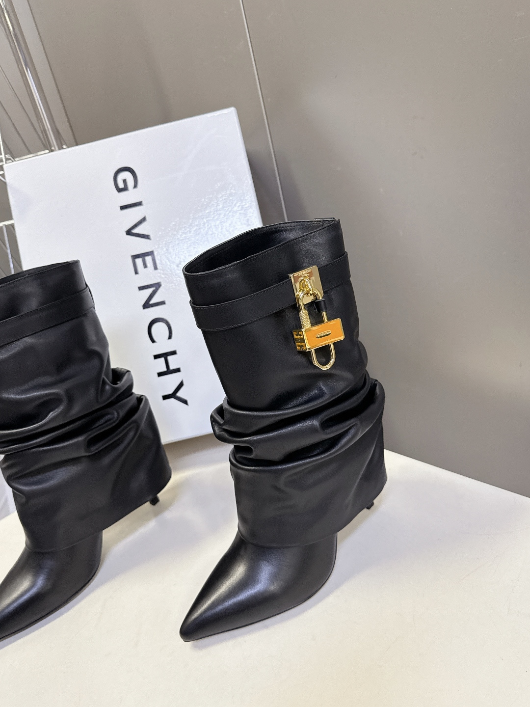 Givenchy纪梵希秋冬最新款裤筒靴 超多明星网红种草 GIVENCHY 这款靴子到底是什么魔力 能让