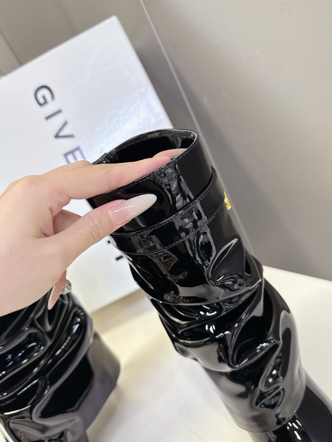 Givenchy纪梵希秋冬最新款裤筒靴 超多明星网红种草 GIVENCHY 这款靴子到底是什么魔力 能让