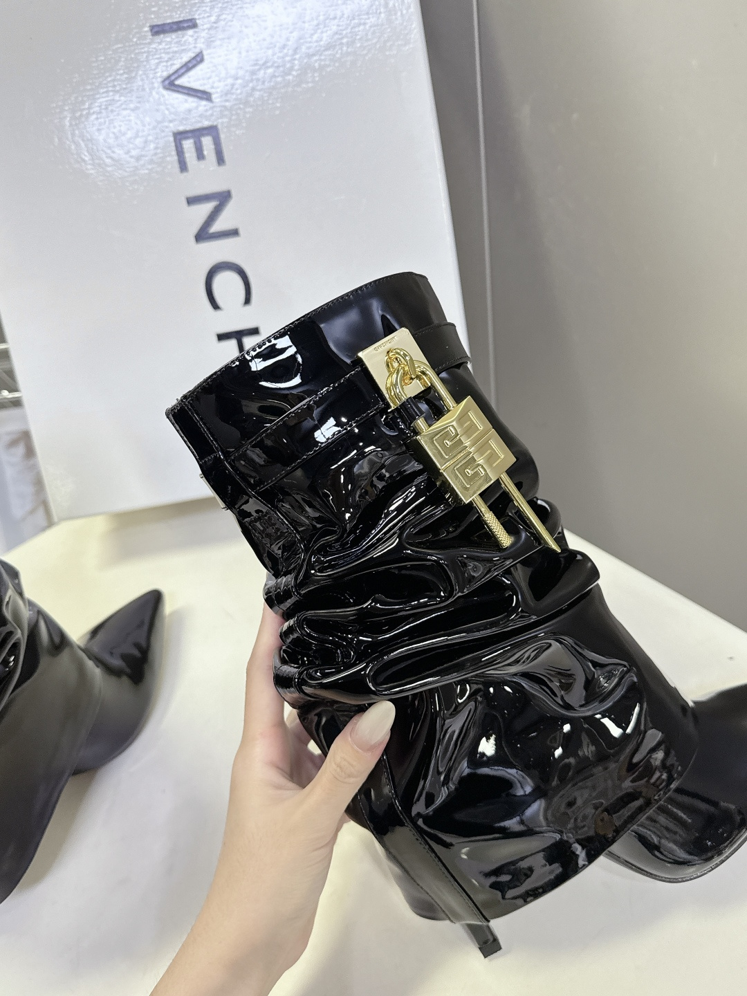 Givenchy纪梵希秋冬最新款裤筒靴 超多明星网红种草 GIVENCHY 这款靴子到底是什么魔力 能让