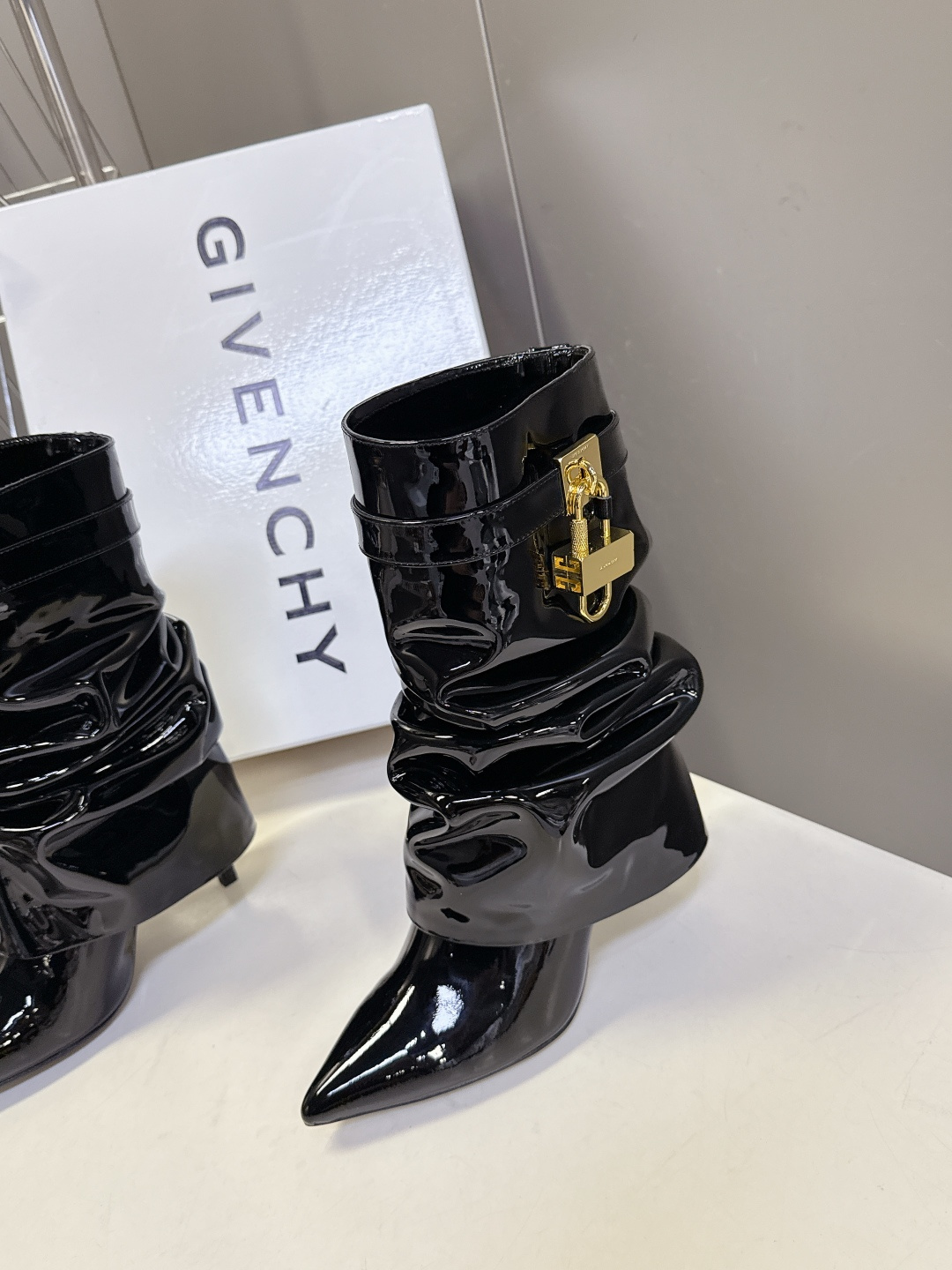 Givenchy纪梵希秋冬最新款裤筒靴 超多明星网红种草 GIVENCHY 这款靴子到底是什么魔力 能让