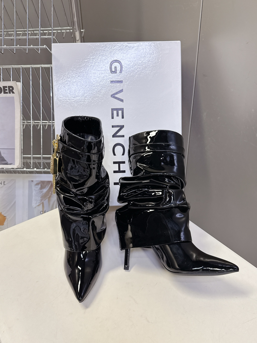 Givenchy纪梵希秋冬最新款裤筒靴 超多明星网红种草 GIVENCHY 这款靴子到底是什么魔力 能让