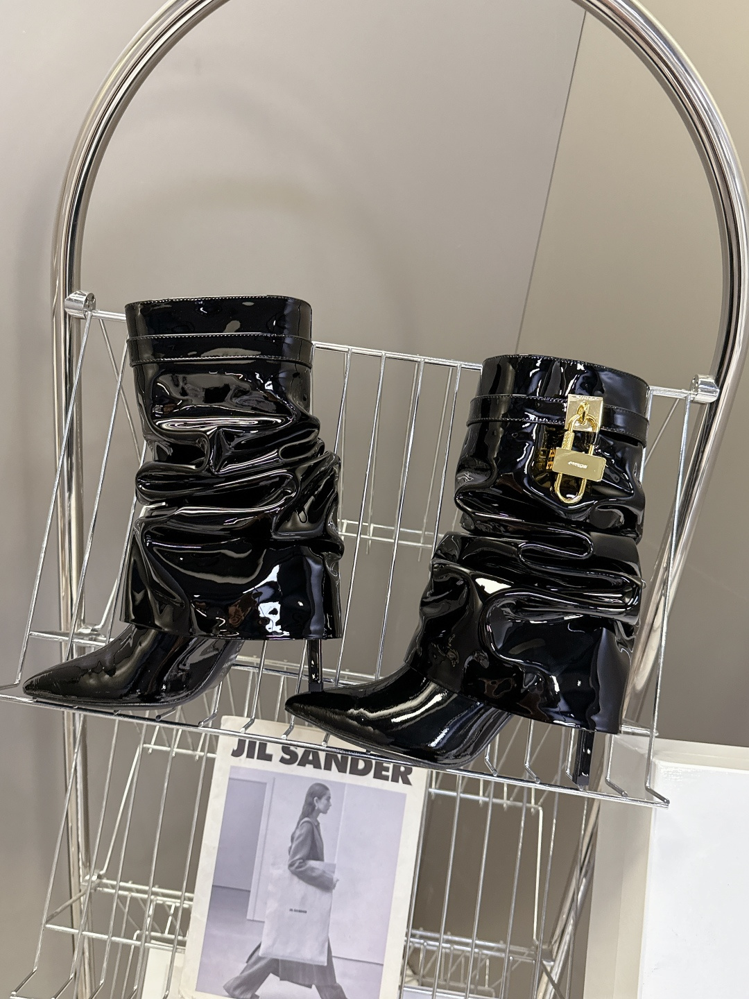 Givenchy纪梵希秋冬最新款裤筒靴 超多明星网红种草 GIVENCHY 这款靴子到底是什么魔力 能让