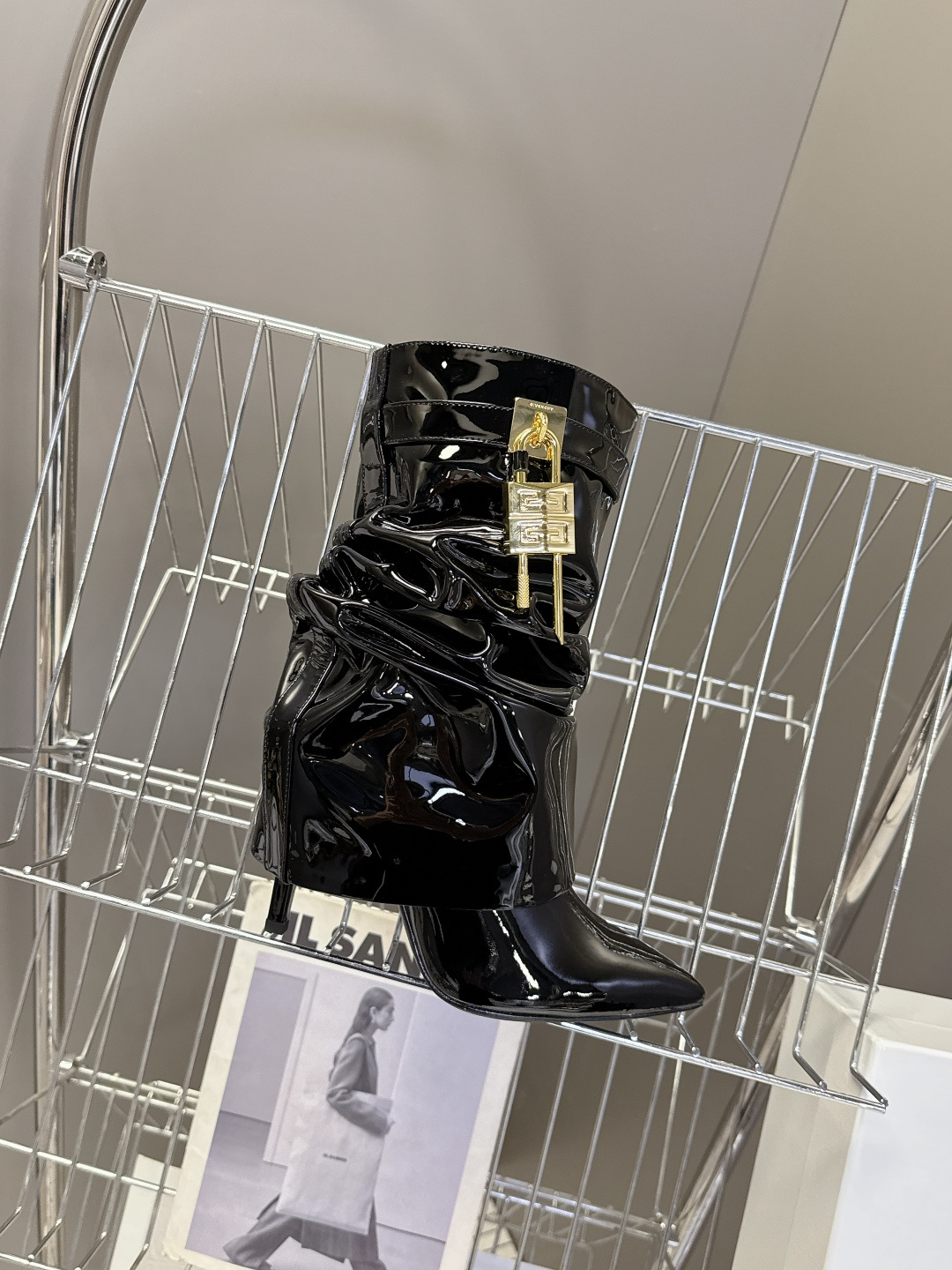 Givenchy纪梵希秋冬最新款裤筒靴 超多明星网红种草 GIVENCHY 这款靴子到底是什么魔力 能让