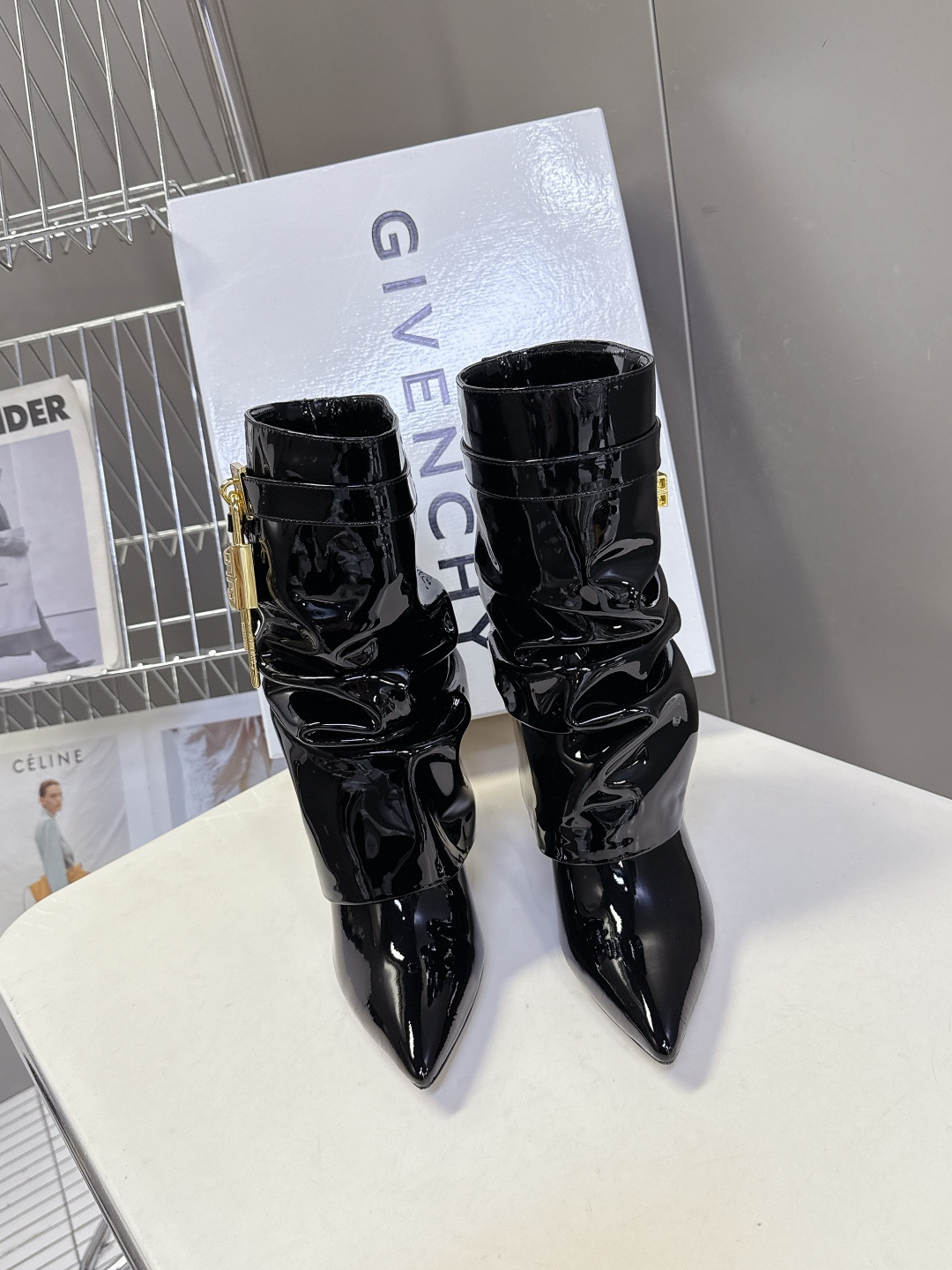 Givenchy纪梵希秋冬最新款裤筒靴 超多明星网红种草 GIVENCHY 这款靴子到底是什么魔力 能让