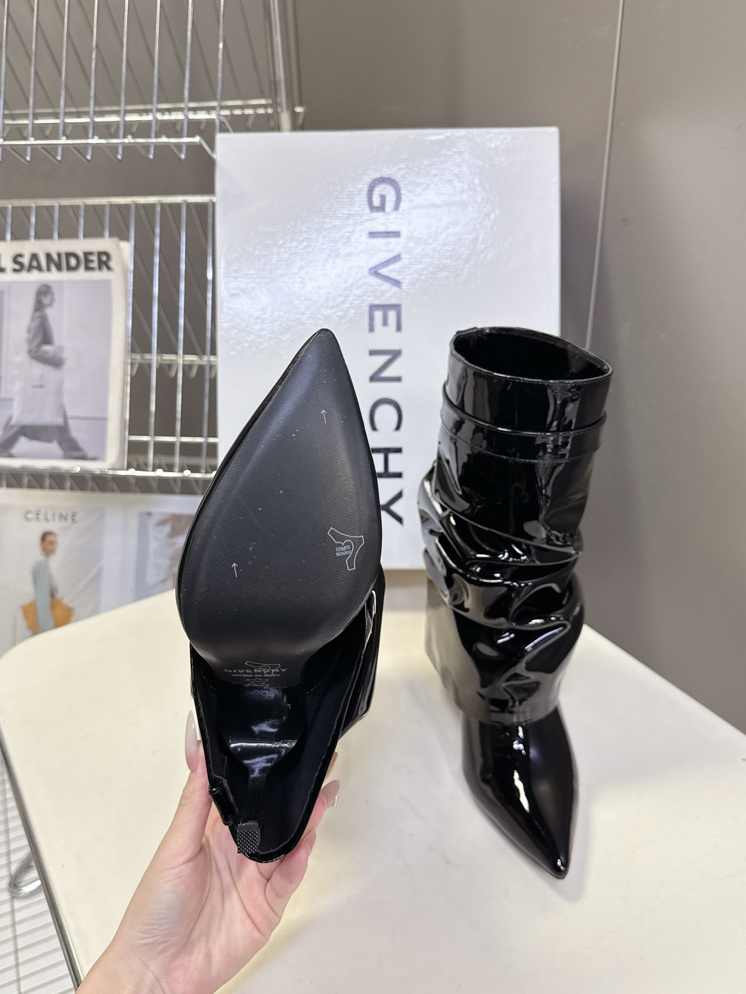 Givenchy纪梵希秋冬最新款裤筒靴 超多明星网红种草 GIVENCHY 这款靴子到底是什么魔力 能让