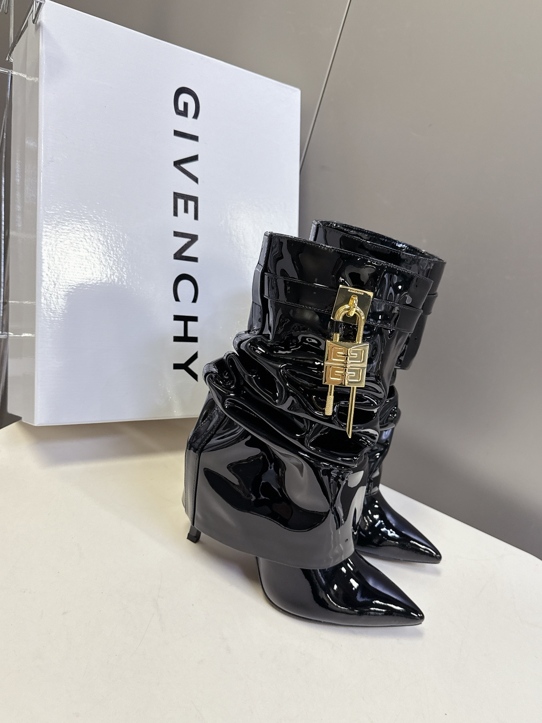 Givenchy纪梵希秋冬最新款裤筒靴 超多明星网红种草 GIVENCHY 这款靴子到底是什么魔力 能让