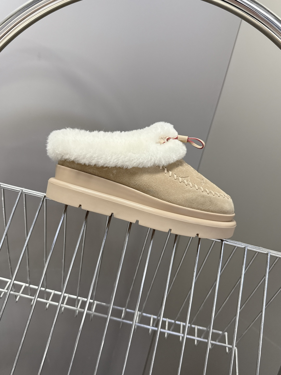 路易威登Louis Vuitton秋冬最新走秀款毛毛拖 雪地靴 超多明星时尚博主种草 lv秀场出镜率最高