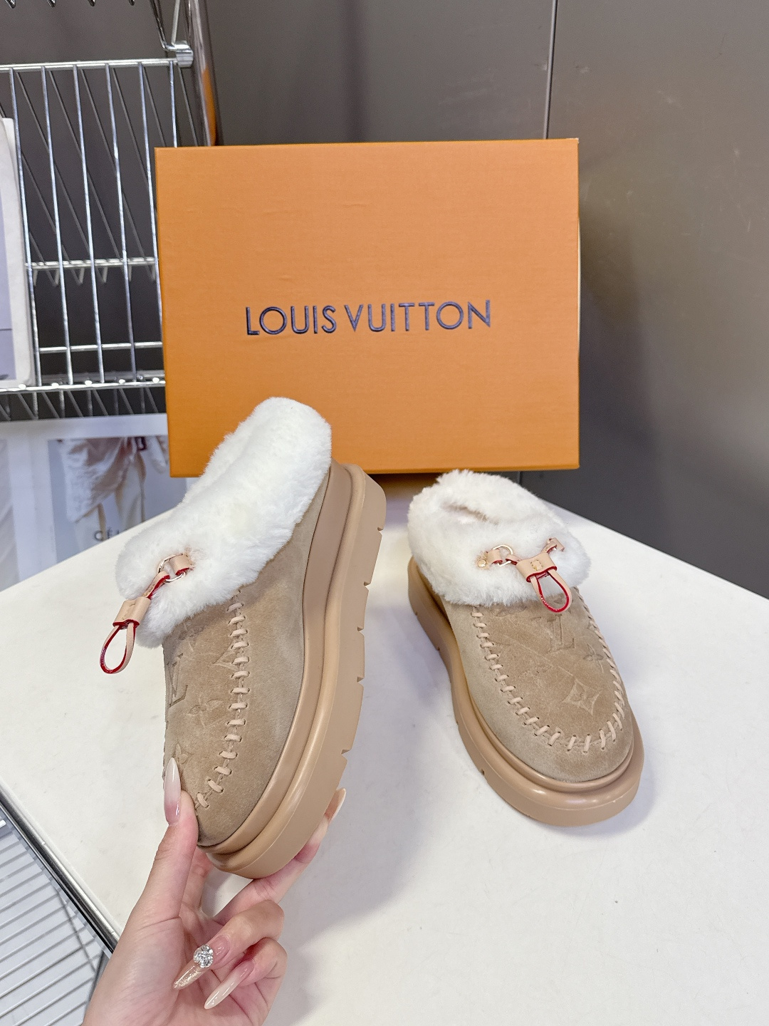 路易威登Louis Vuitton秋冬最新走秀款毛毛拖 雪地靴 超多明星时尚博主种草 lv秀场出镜率最高