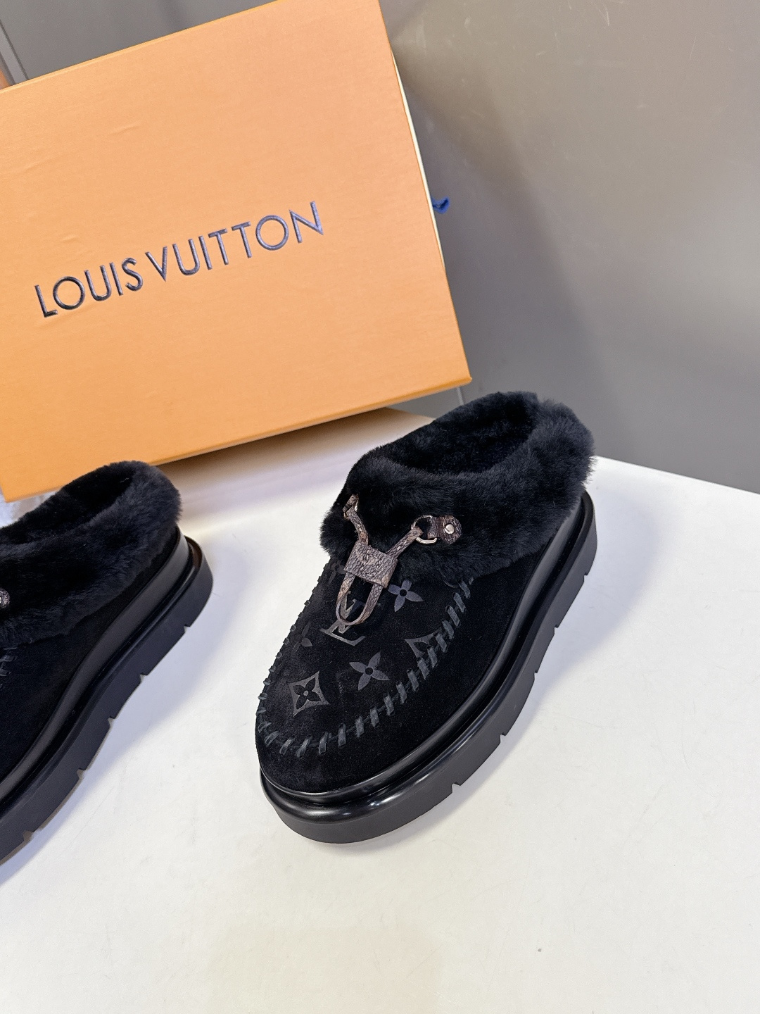路易威登Louis Vuitton秋冬最新走秀款毛毛拖 雪地靴 超多明星时尚博主种草 lv秀场出镜率最高