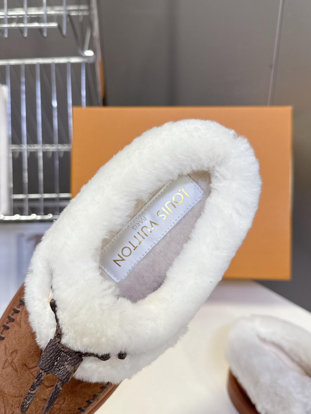 路易威登Louis Vuitton秋冬最新走秀款毛毛拖 雪地靴 超多明星时尚博主种草 lv秀场出镜率最高