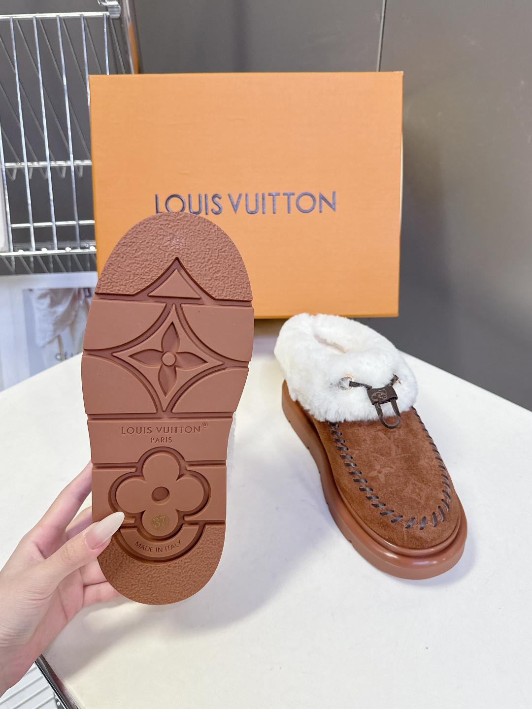 路易威登Louis Vuitton秋冬最新走秀款毛毛拖 雪地靴 超多明星时尚博主种草 lv秀场出镜率最高