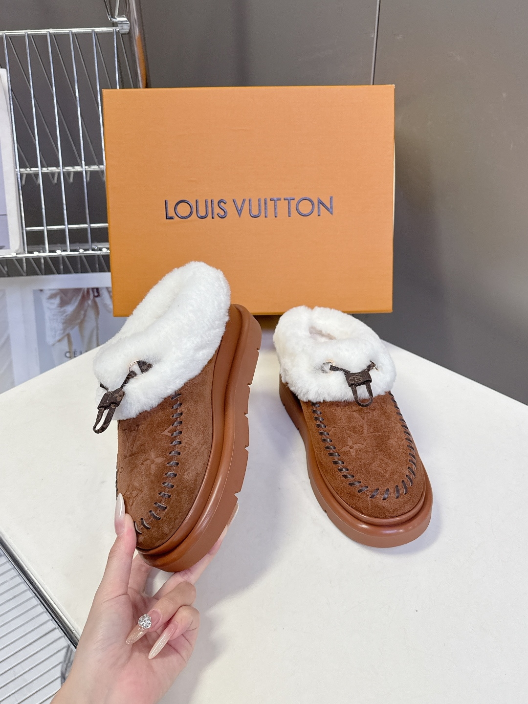 路易威登Louis Vuitton秋冬最新走秀款毛毛拖 雪地靴 超多明星时尚博主种草 lv秀场出镜率最高