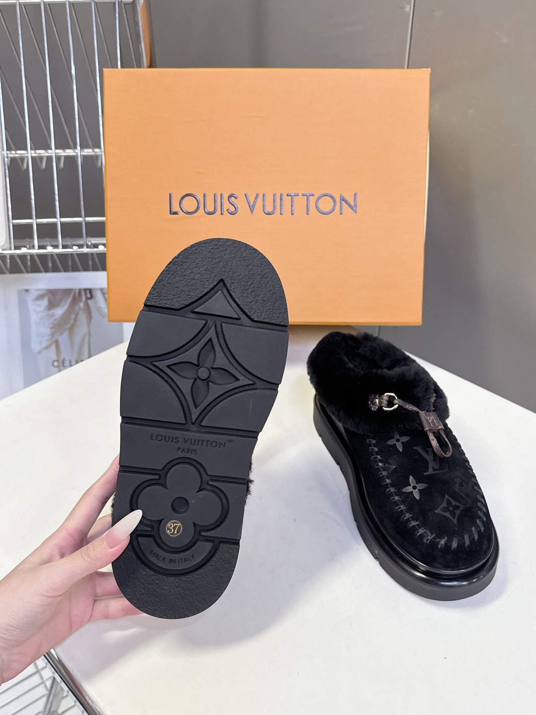 路易威登Louis Vuitton秋冬最新走秀款毛毛拖 雪地靴 超多明星时尚博主种草 lv秀场出镜率最高