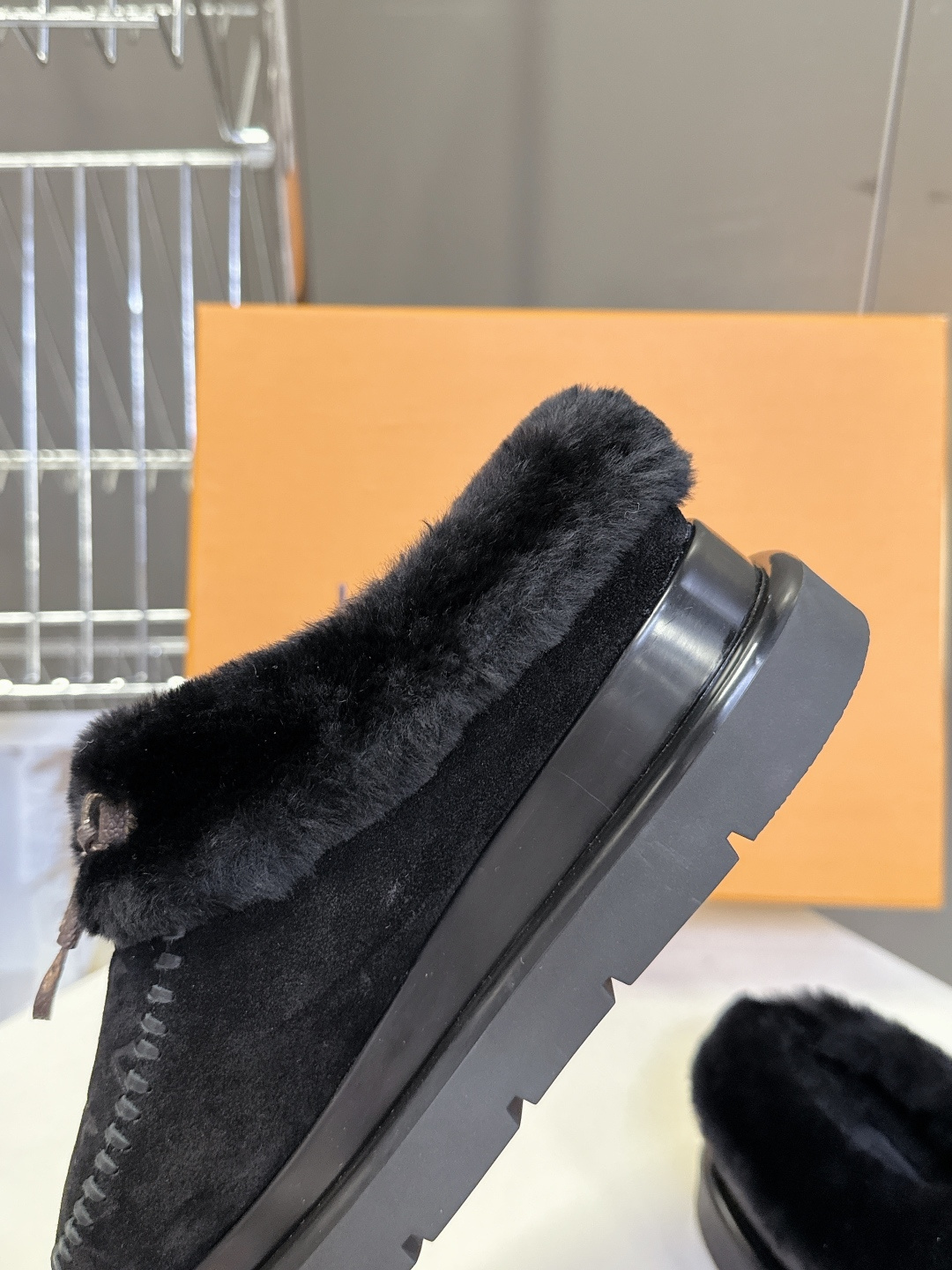 路易威登Louis Vuitton秋冬最新走秀款毛毛拖 雪地靴 超多明星时尚博主种草 lv秀场出镜率最高