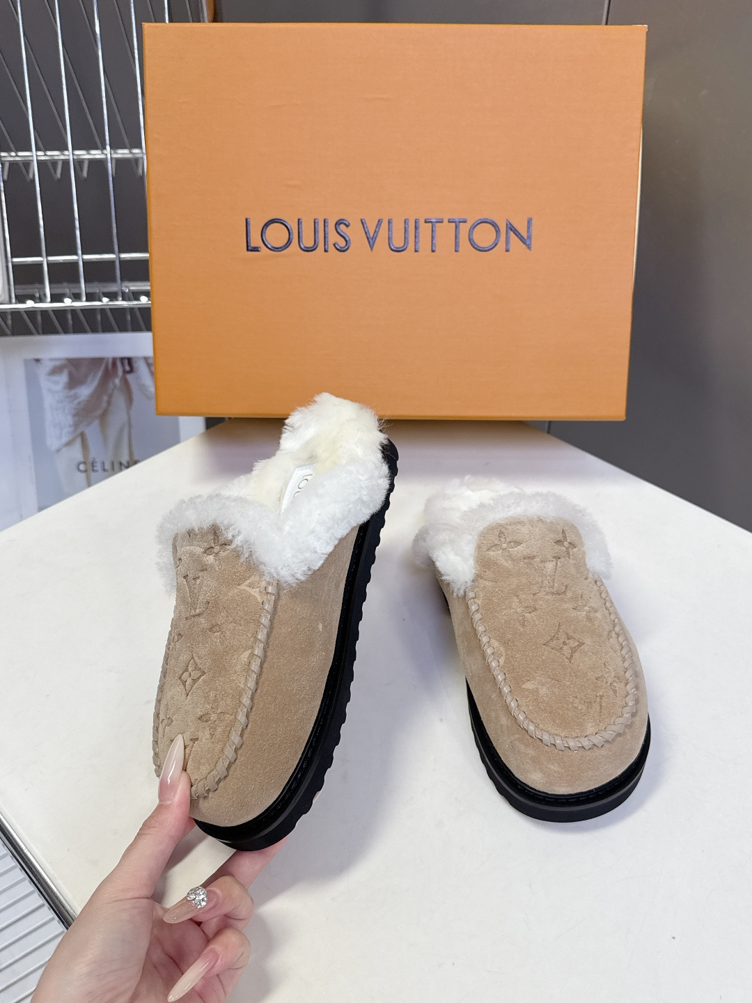 路易威登Louis Vuitton秋冬最新走秀款毛毛拖 雪地靴 超多明星时尚博主种草 lv秀场出镜率最高