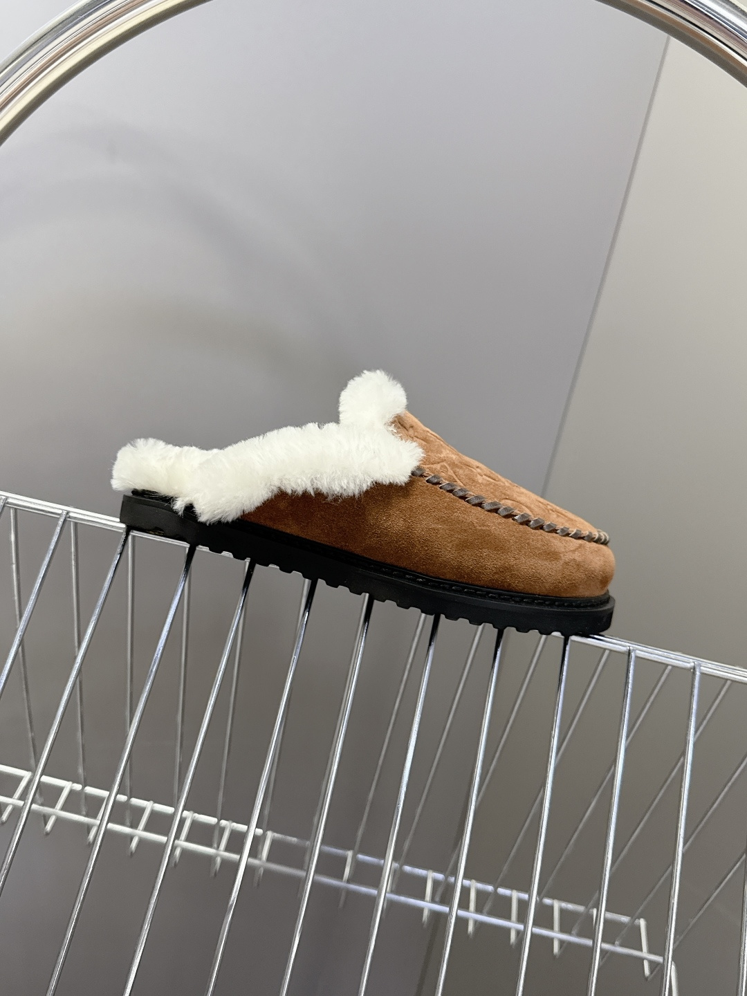 路易威登Louis Vuitton秋冬最新走秀款毛毛拖 雪地靴 超多明星时尚博主种草 lv秀场出镜率最高