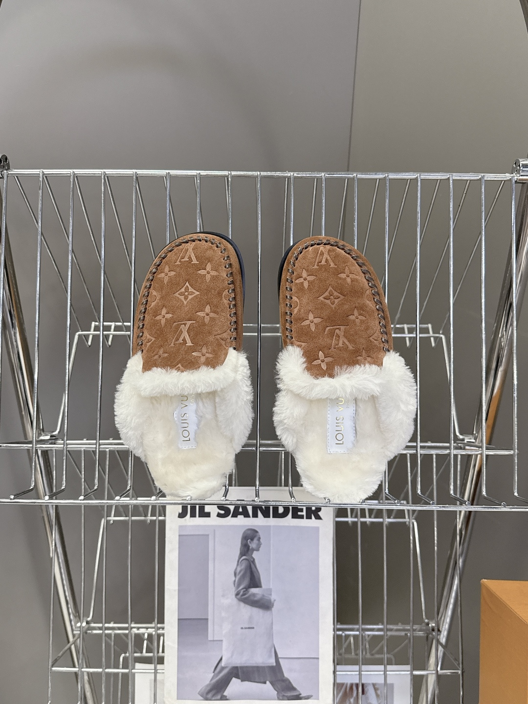 路易威登Louis Vuitton秋冬最新走秀款毛毛拖 雪地靴 超多明星时尚博主种草 lv秀场出镜率最高