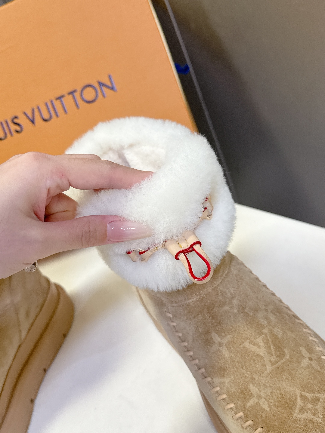 路易威登Louis Vuitton秋冬最新走秀款毛毛拖 雪地靴 超多明星时尚博主种草 lv秀场出镜率最高