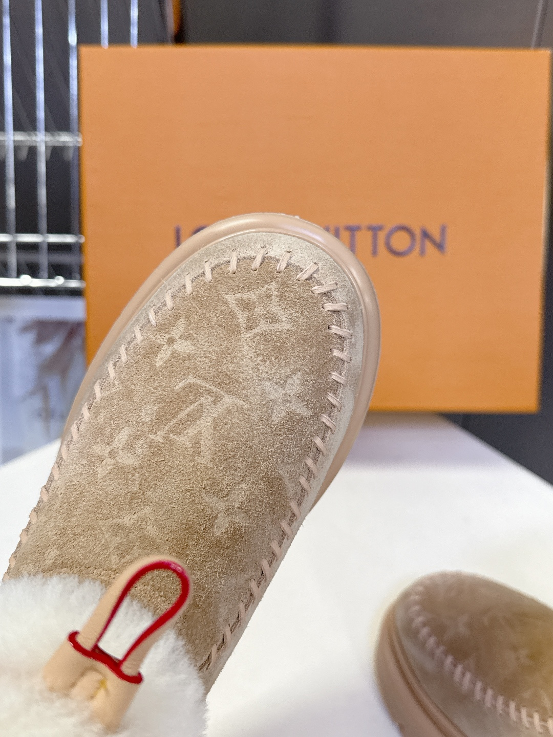 路易威登Louis Vuitton秋冬最新走秀款毛毛拖 雪地靴 超多明星时尚博主种草 lv秀场出镜率最高