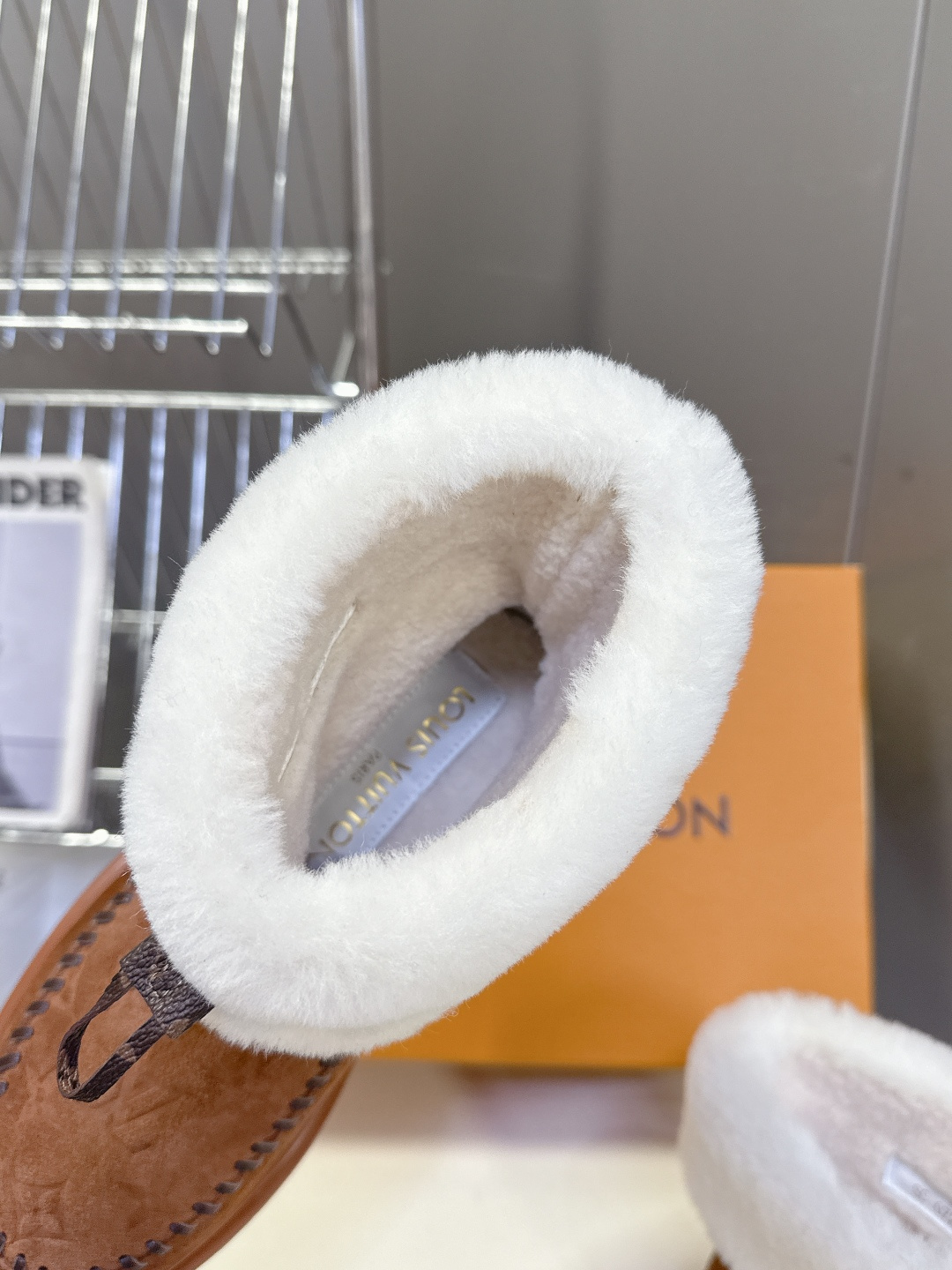 路易威登Louis Vuitton秋冬最新走秀款毛毛拖 雪地靴 超多明星时尚博主种草 lv秀场出镜率最高