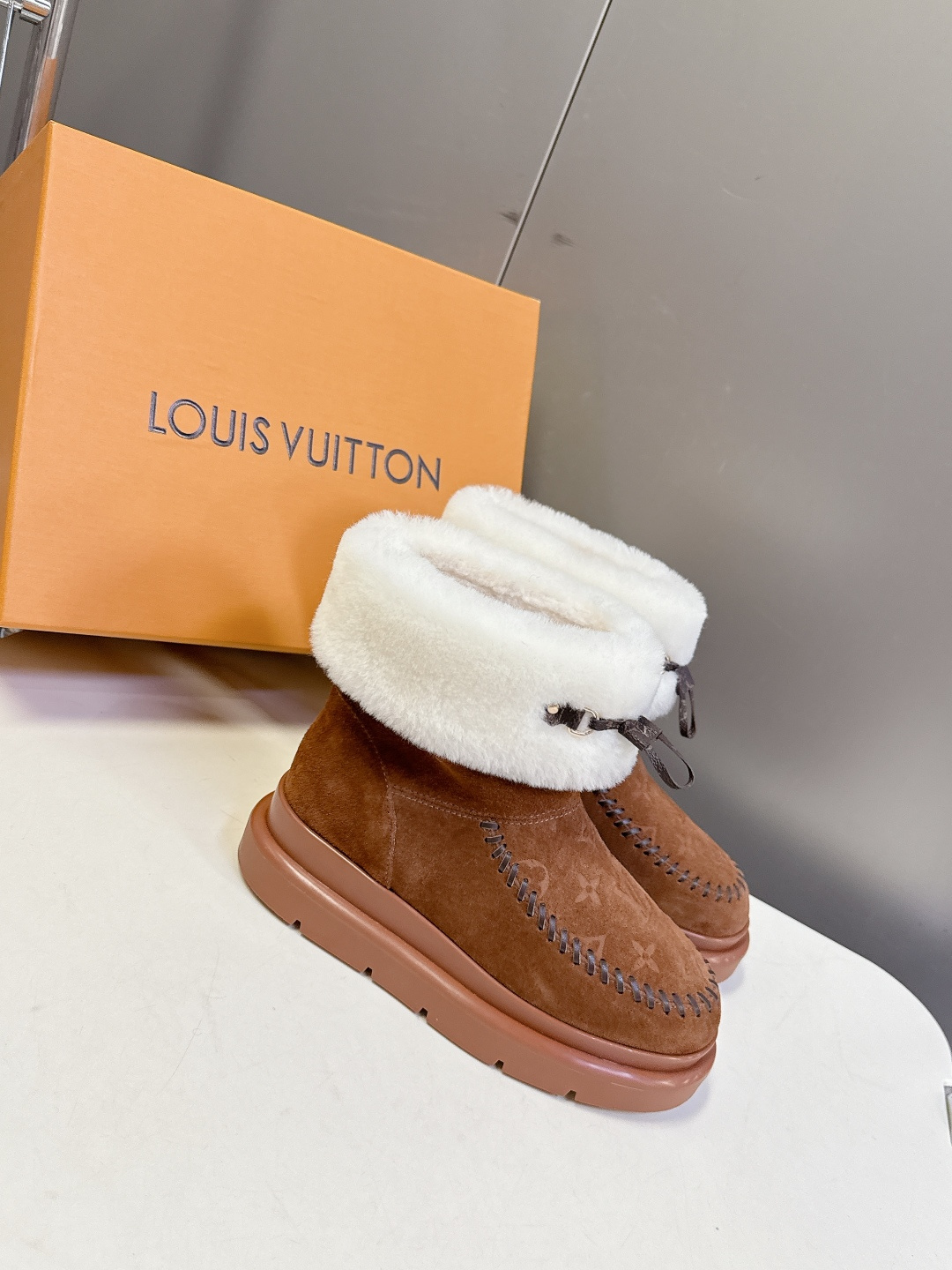 路易威登Louis Vuitton秋冬最新走秀款毛毛拖 雪地靴 超多明星时尚博主种草 lv秀场出镜率最高
