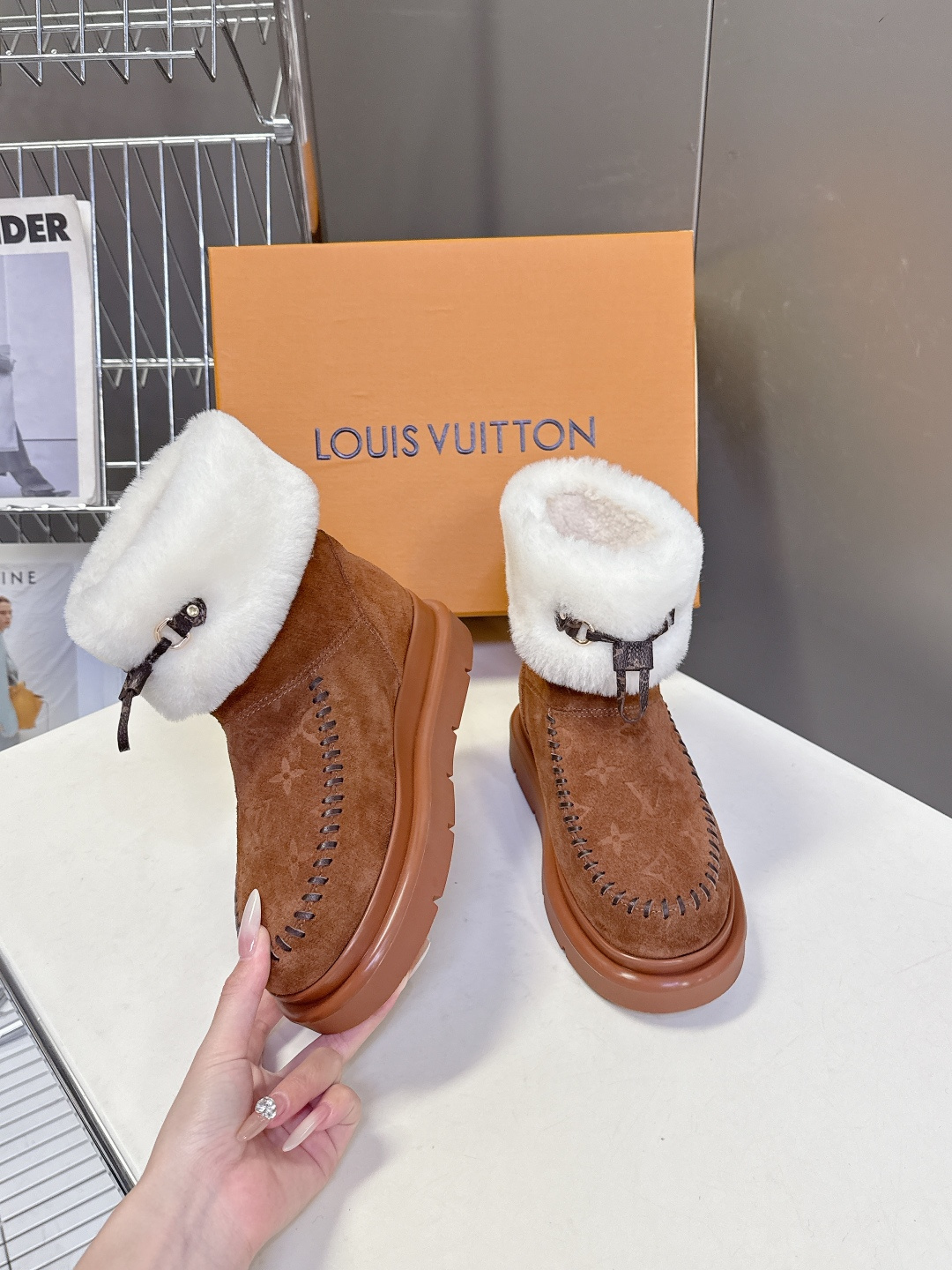 路易威登Louis Vuitton秋冬最新走秀款毛毛拖 雪地靴 超多明星时尚博主种草 lv秀场出镜率最高