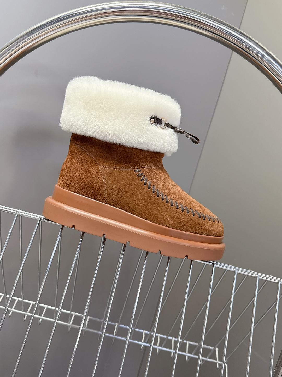 路易威登Louis Vuitton秋冬最新走秀款毛毛拖 雪地靴 超多明星时尚博主种草 lv秀场出镜率最高