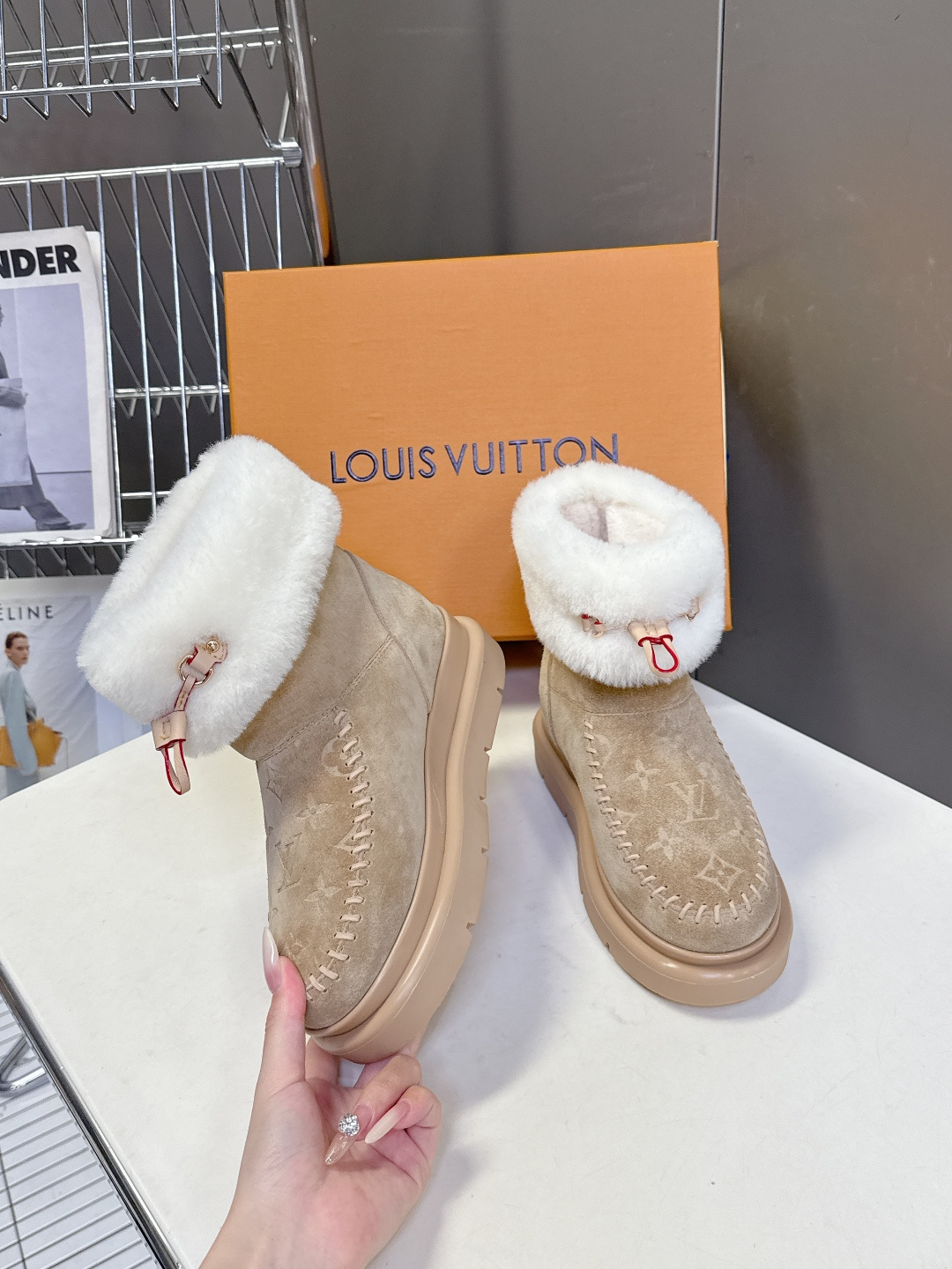 路易威登Louis Vuitton秋冬最新走秀款毛毛拖 雪地靴 超多明星时尚博主种草 lv秀场出镜率最高