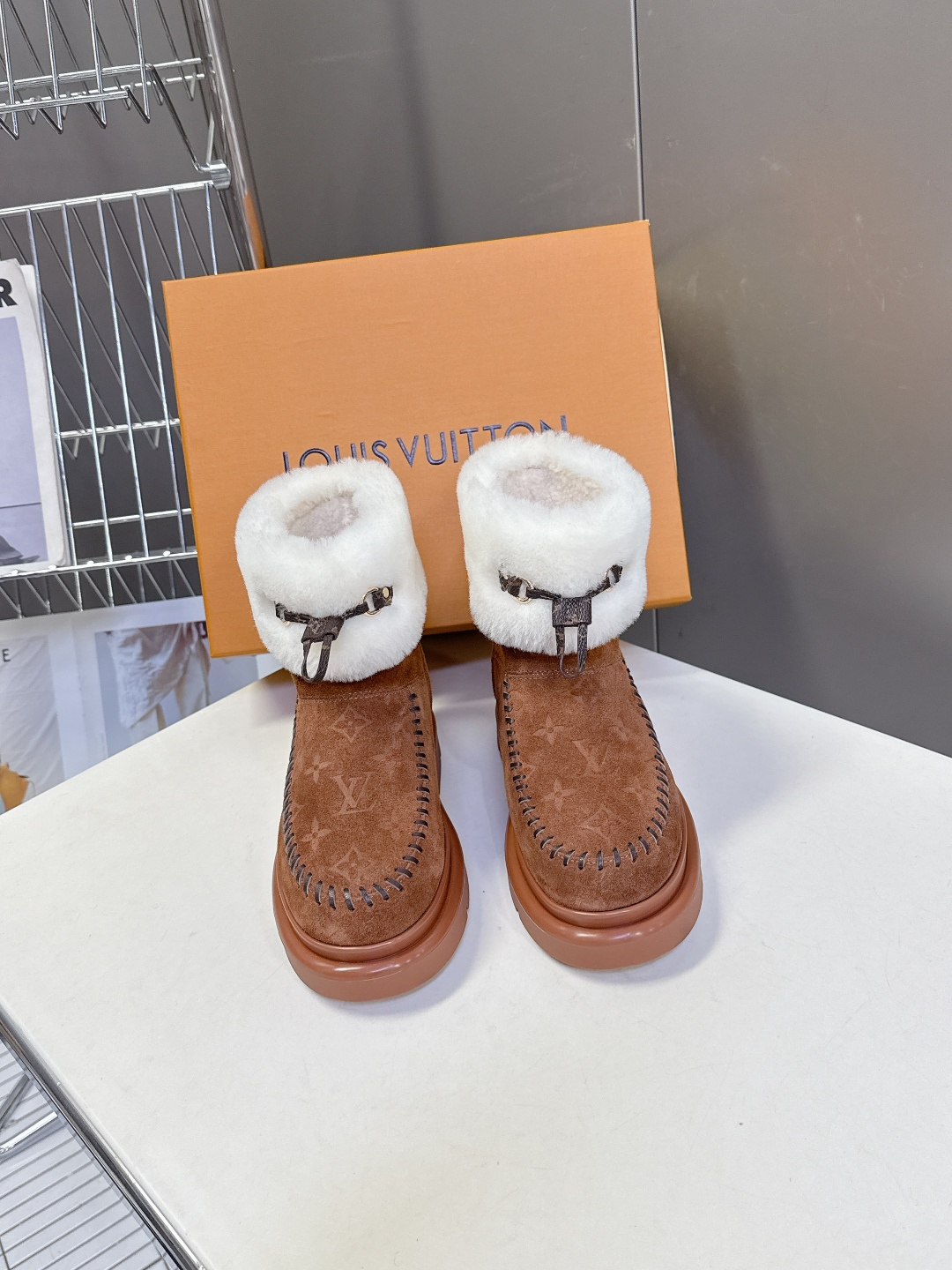 路易威登Louis Vuitton秋冬最新走秀款毛毛拖 雪地靴 超多明星时尚博主种草 lv秀场出镜率最高