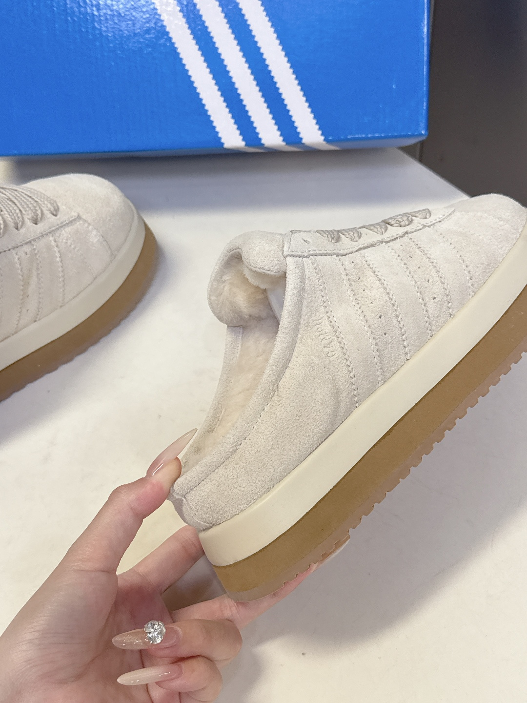 阿迪达斯adidas三叶草秋冬最款新厚底毛毛鞋 雪地靴 超多明星网红种草 正品两双购入开发 秋冬必备毛毛