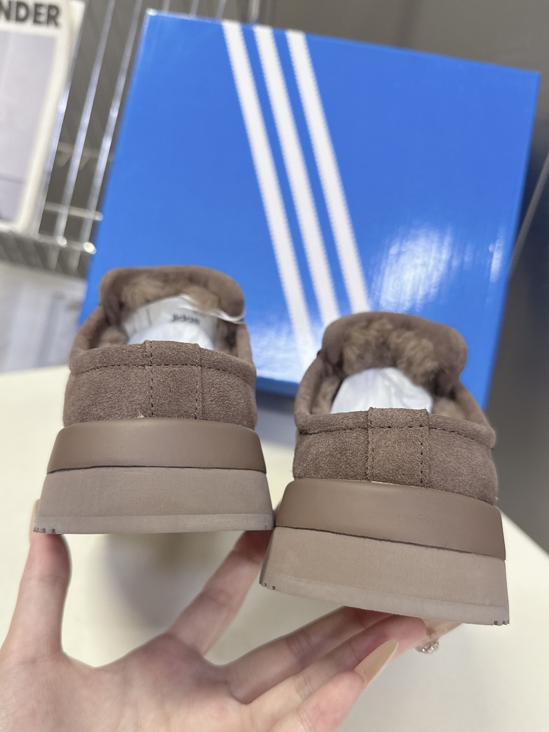 阿迪达斯adidas三叶草秋冬最款新厚底毛毛鞋 雪地靴 超多明星网红种草 正品两双购入开发 秋冬必备毛毛