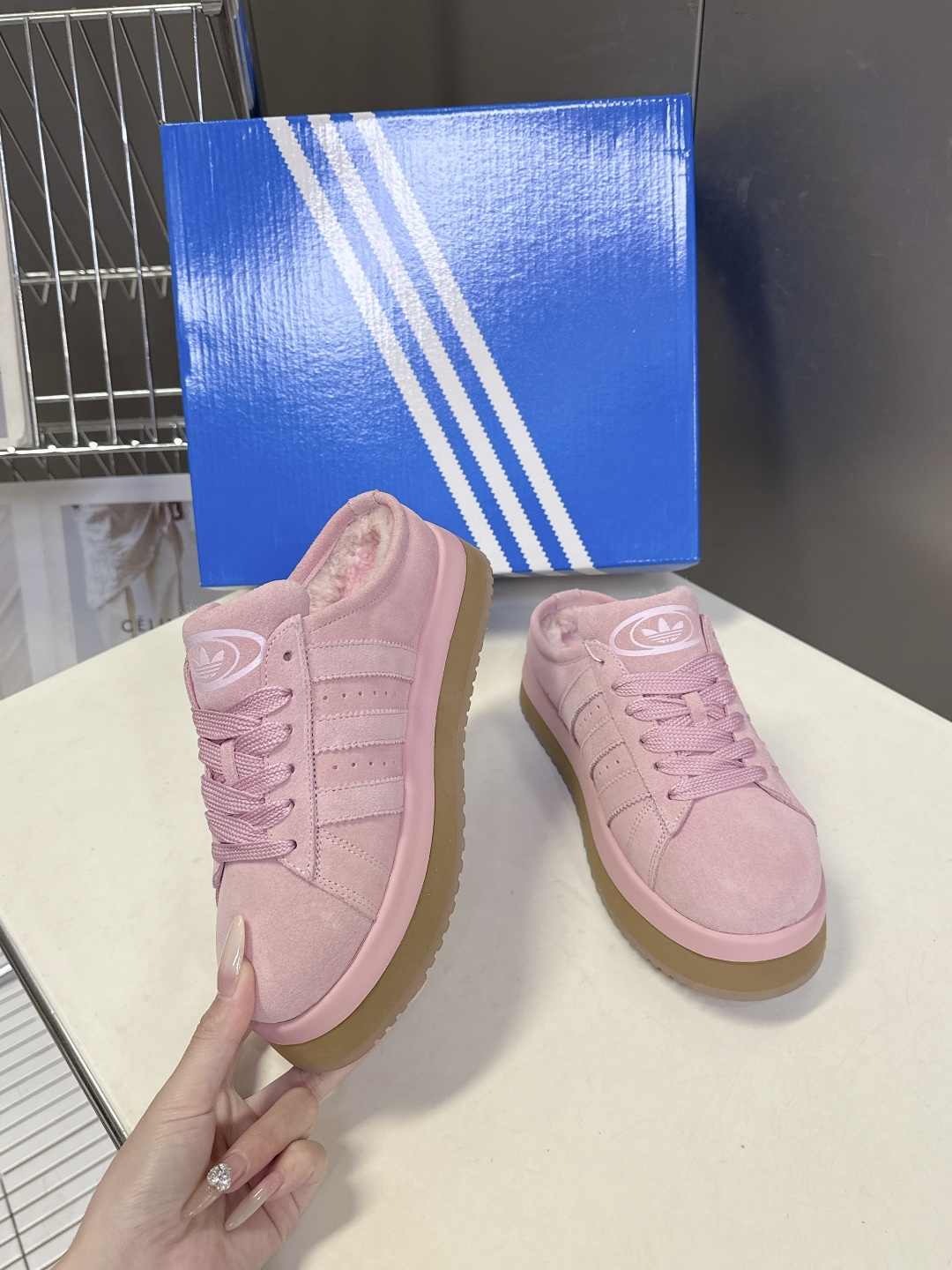 阿迪达斯adidas三叶草秋冬最款新厚底毛毛鞋 雪地靴 超多明星网红种草 正品两双购入开发 秋冬必备毛毛