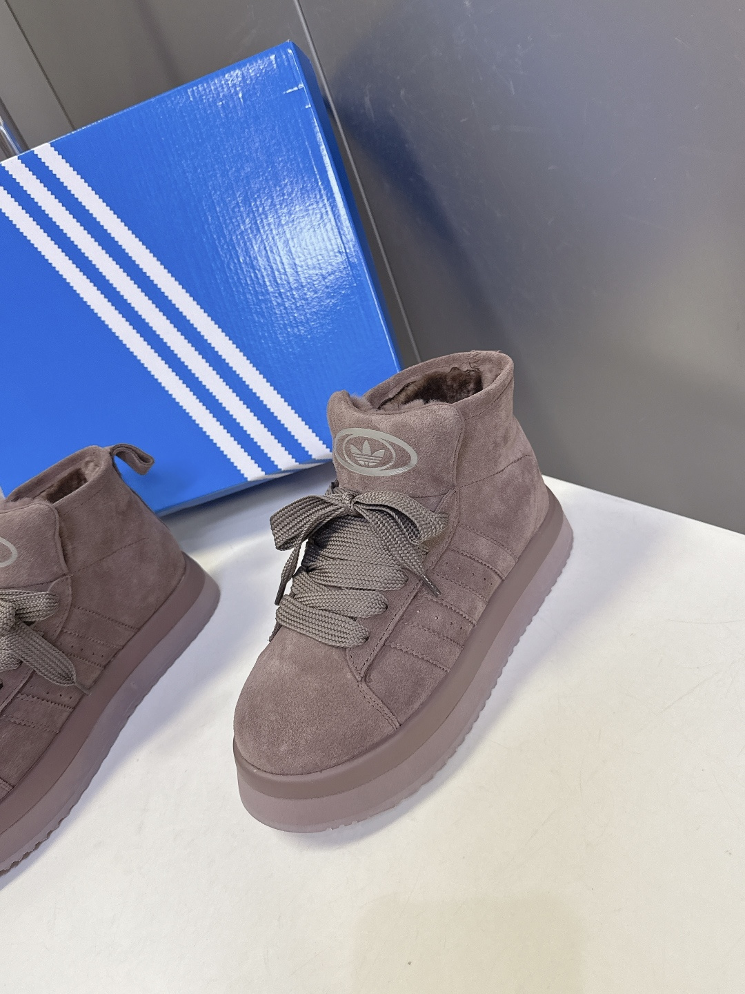 阿迪达斯adidas三叶草秋冬最款新厚底毛毛鞋 雪地靴 超多明星网红种草 正品两双购入开发 秋冬必备毛毛