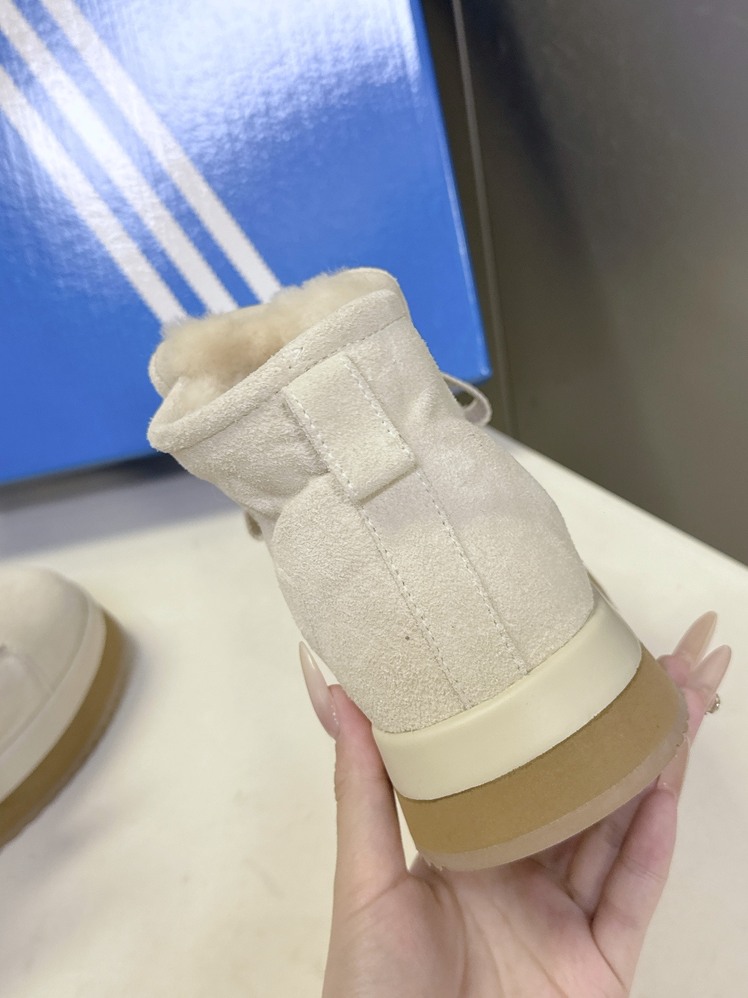 阿迪达斯adidas三叶草秋冬最款新厚底毛毛鞋 雪地靴 超多明星网红种草 正品两双购入开发 秋冬必备毛毛