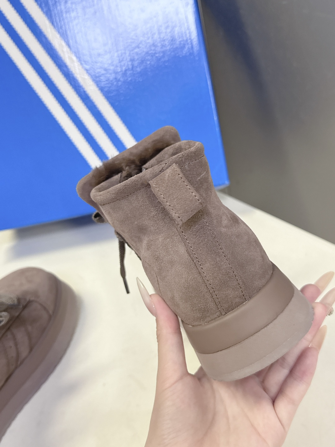 阿迪达斯adidas三叶草秋冬最款新厚底毛毛鞋 雪地靴 超多明星网红种草 正品两双购入开发 秋冬必备毛毛