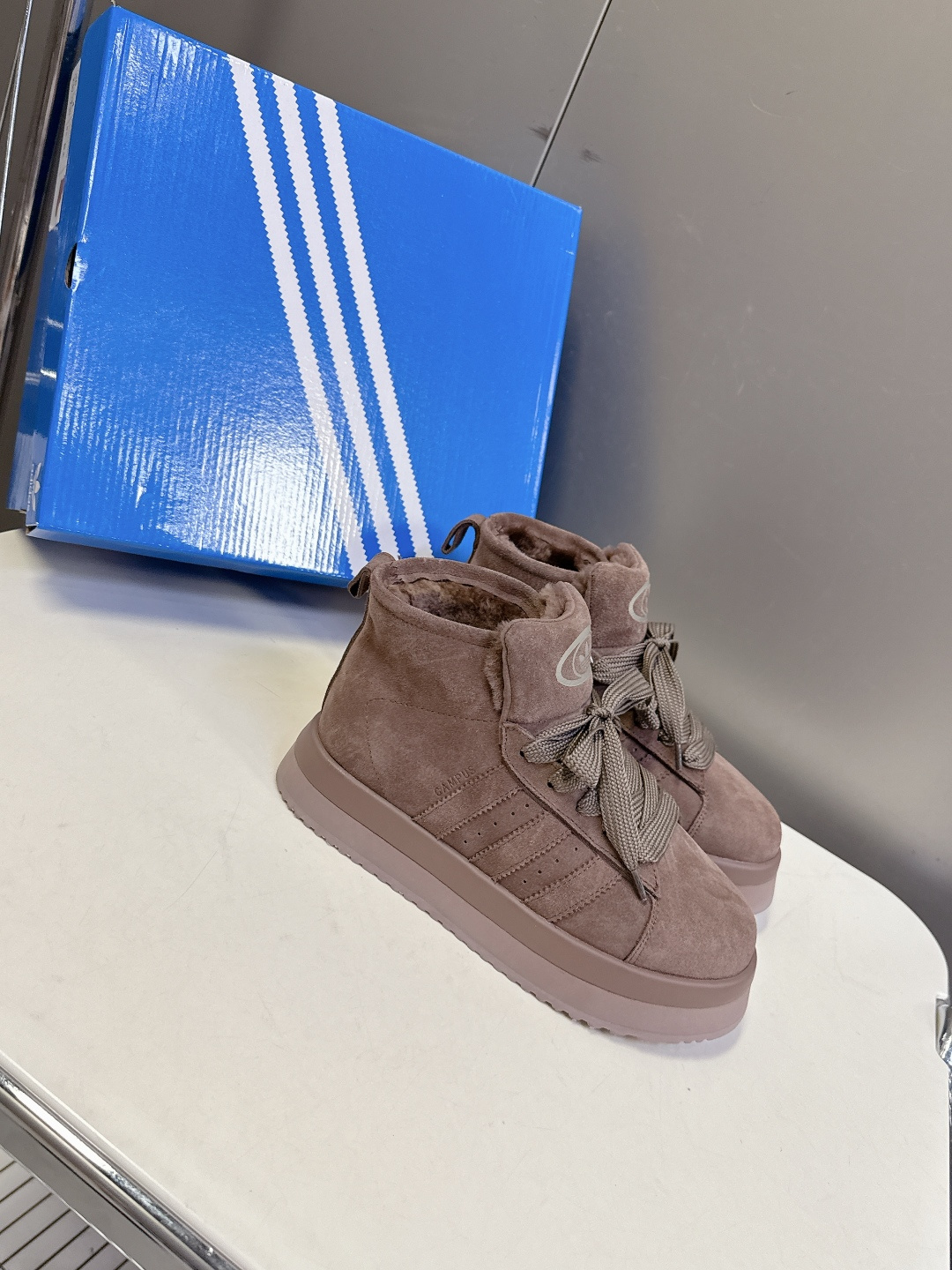 阿迪达斯adidas三叶草秋冬最款新厚底毛毛鞋 雪地靴 超多明星网红种草 正品两双购入开发 秋冬必备毛毛